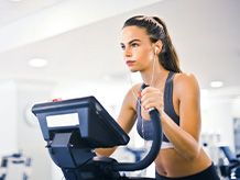Спортивні бюстгальтери і топи для жінок